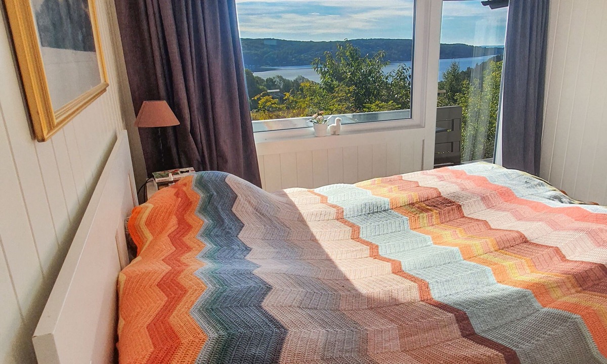 Svelvik House | NEW: Holiday home with sauna - hot tub - lake view renovated 2022
