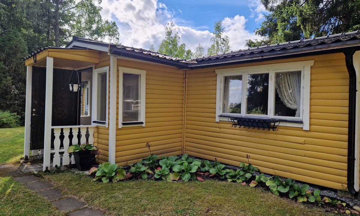 Kolsva House | Cottage by the lake with its own jetty and boat
