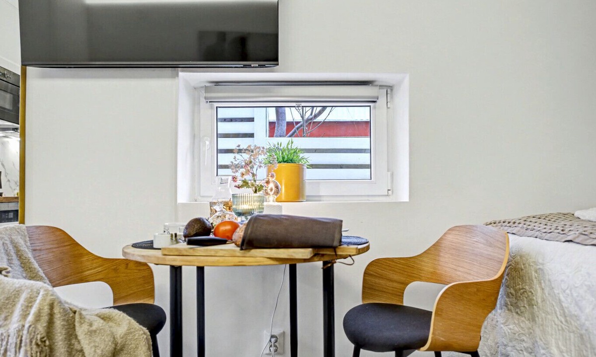 Oster Condo | Modern Malmö studio with king bed, fast WiFi & free parking in calm residential neighbourhood