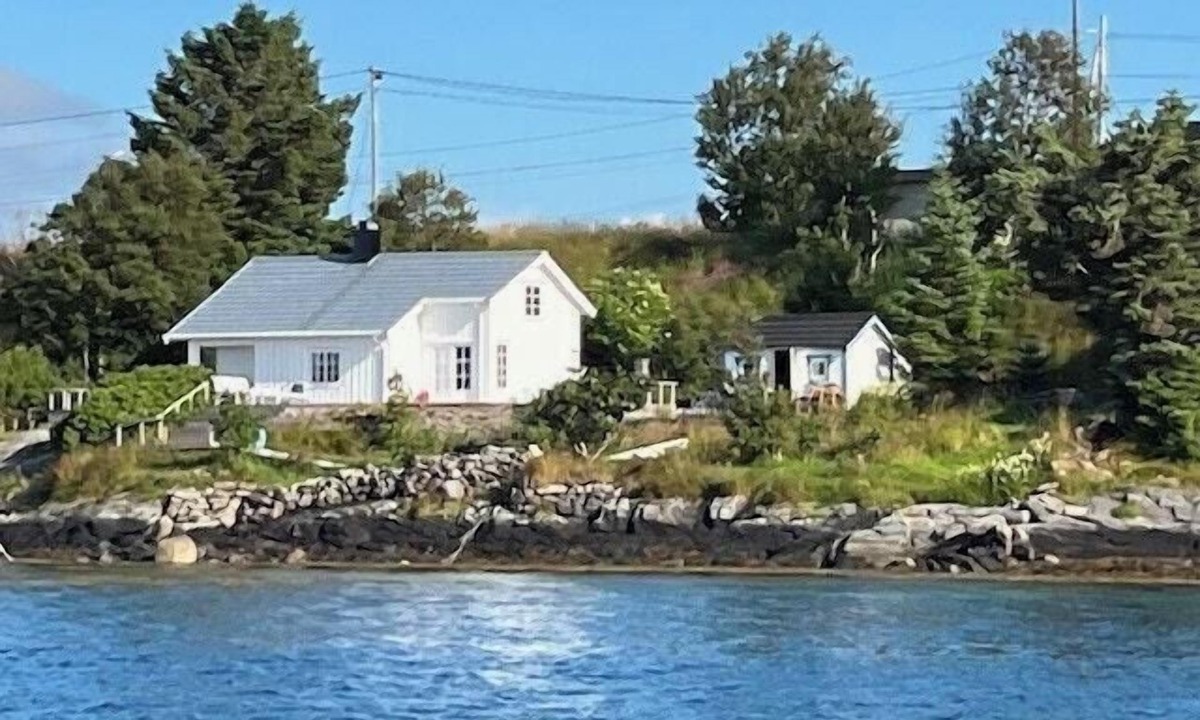 Gjengstoa House | Historic cabin by the Atlantic Ocean Road