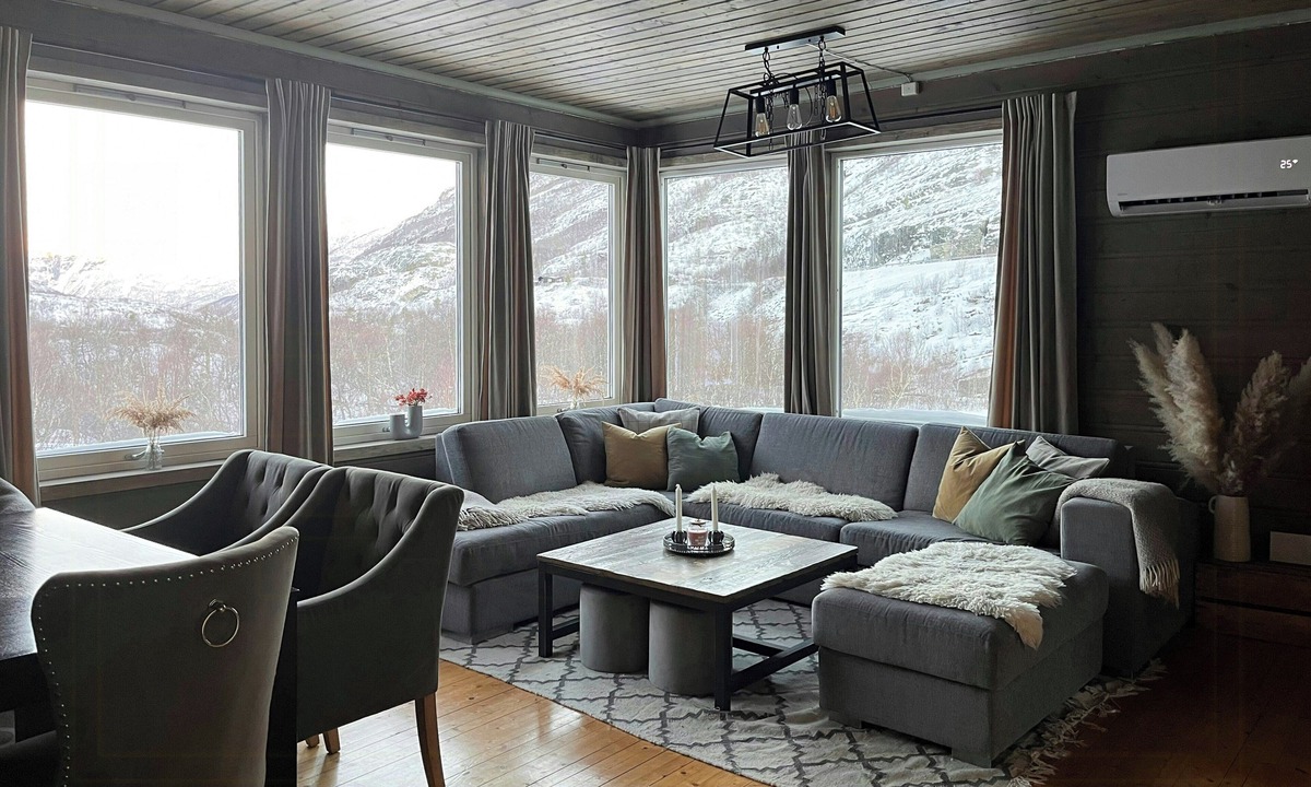 Ardal House | Remote cabin with hot tub near Vettisfossen