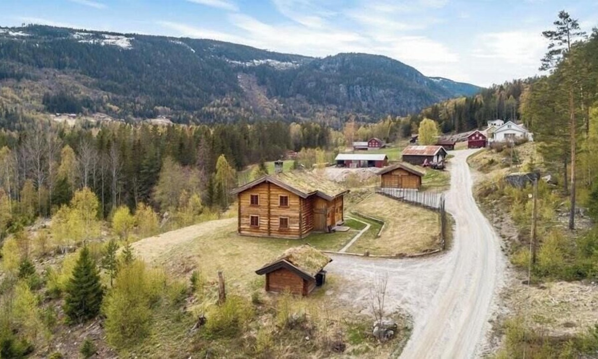 Atra House | Cabin with wooden interior by Lake Tinnsjøen