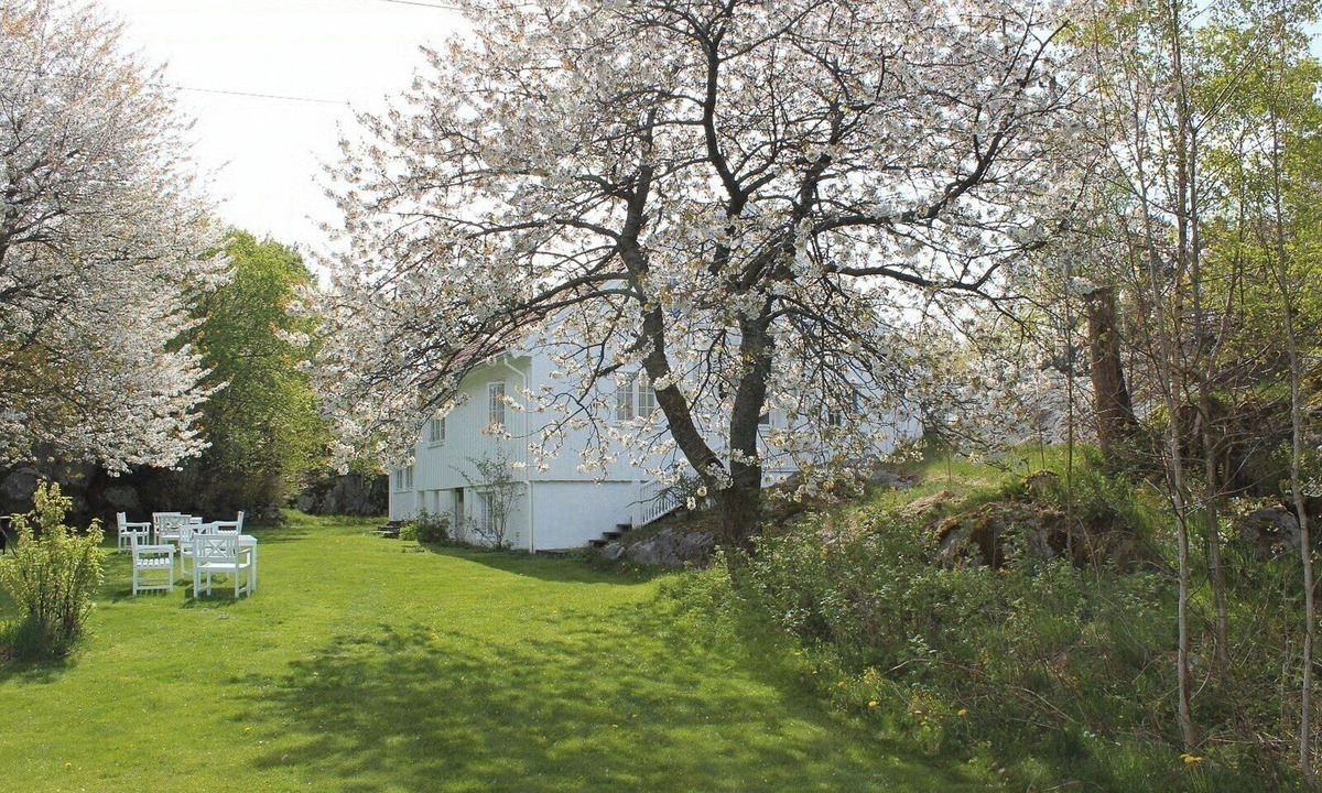 Lillesand House | Large house with private dock in Blindleia