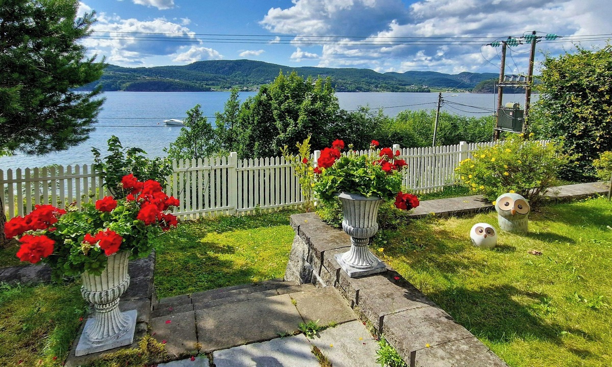 Holmsbu House | Yellow house by the fjord in idyllic Holmsbu