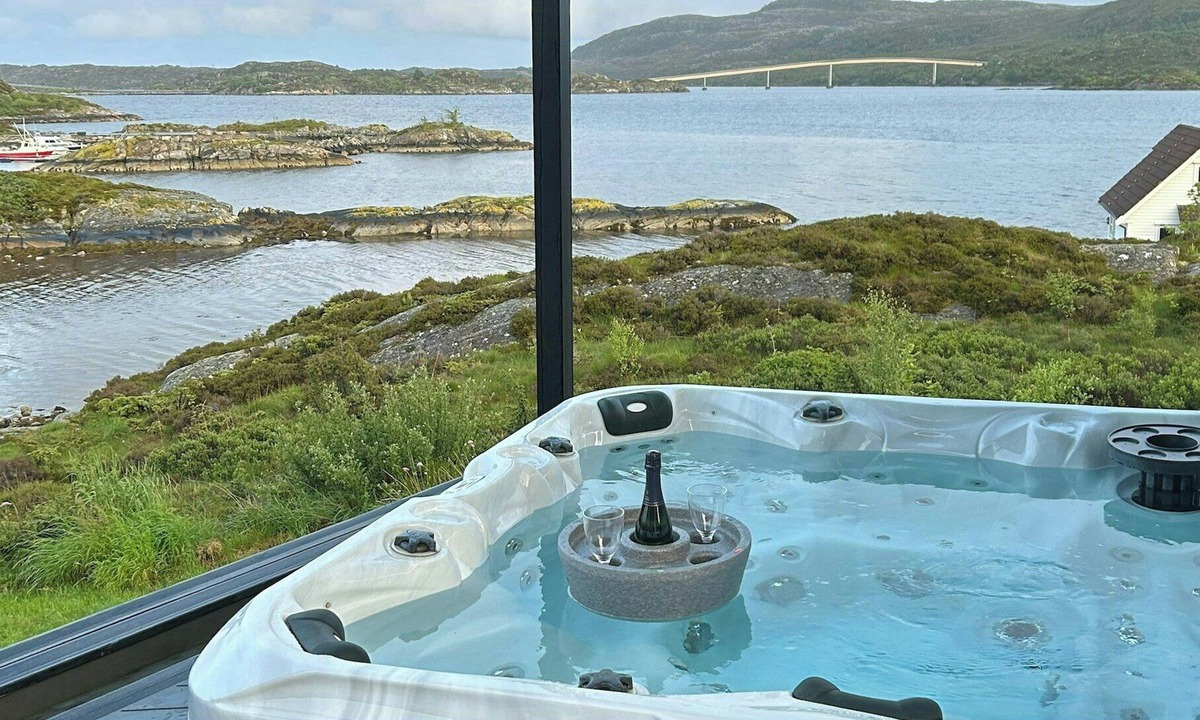 Gulen Municipality House | Cabin with sea views in Mjømna
