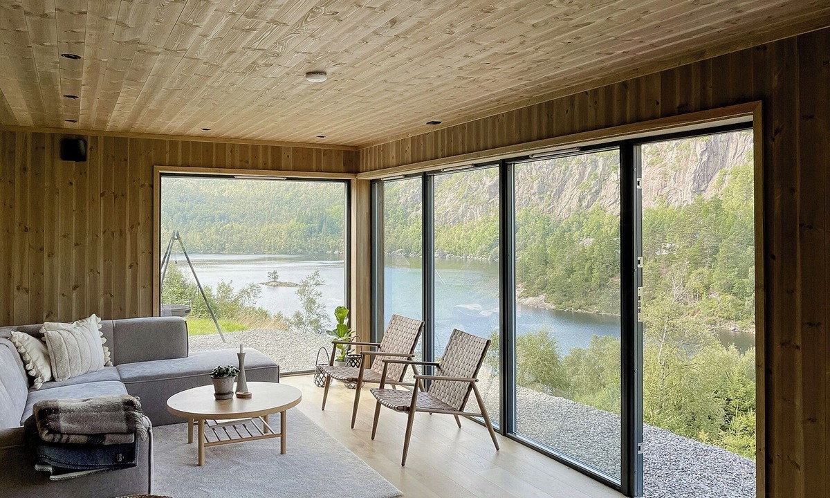 Lund House | Cozy cabin with view over Åvedalsvannet