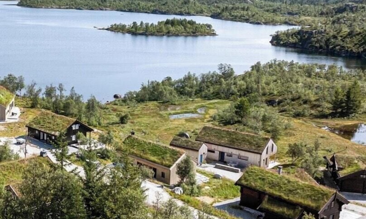 Vinje House | Beautiful architecture by Vågslidvatnet lake