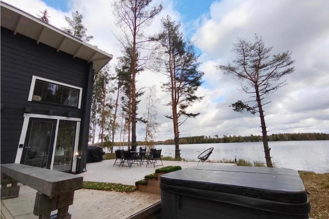 Laukaa Apartment | Forest lakehouse A with jacuzzi