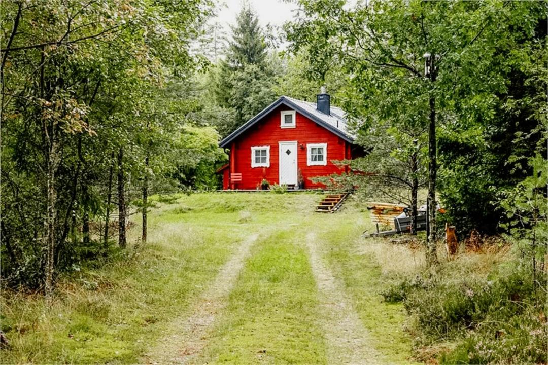 Ryd House | Log cabin with hot tub and nature right outside