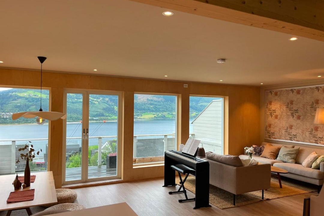 Voss Apartment | Panoramic Water Views - Modern Home - Free Parking
