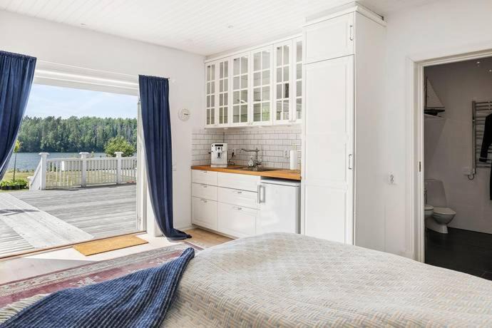 Motala House | Pentry med sjöutsikt i Villa Forza