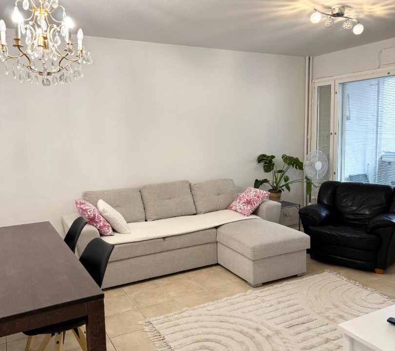 Koillinen District Apartment | HHH Newly renovated big 4-bedroom apt with balcony, free parking for 2 cars