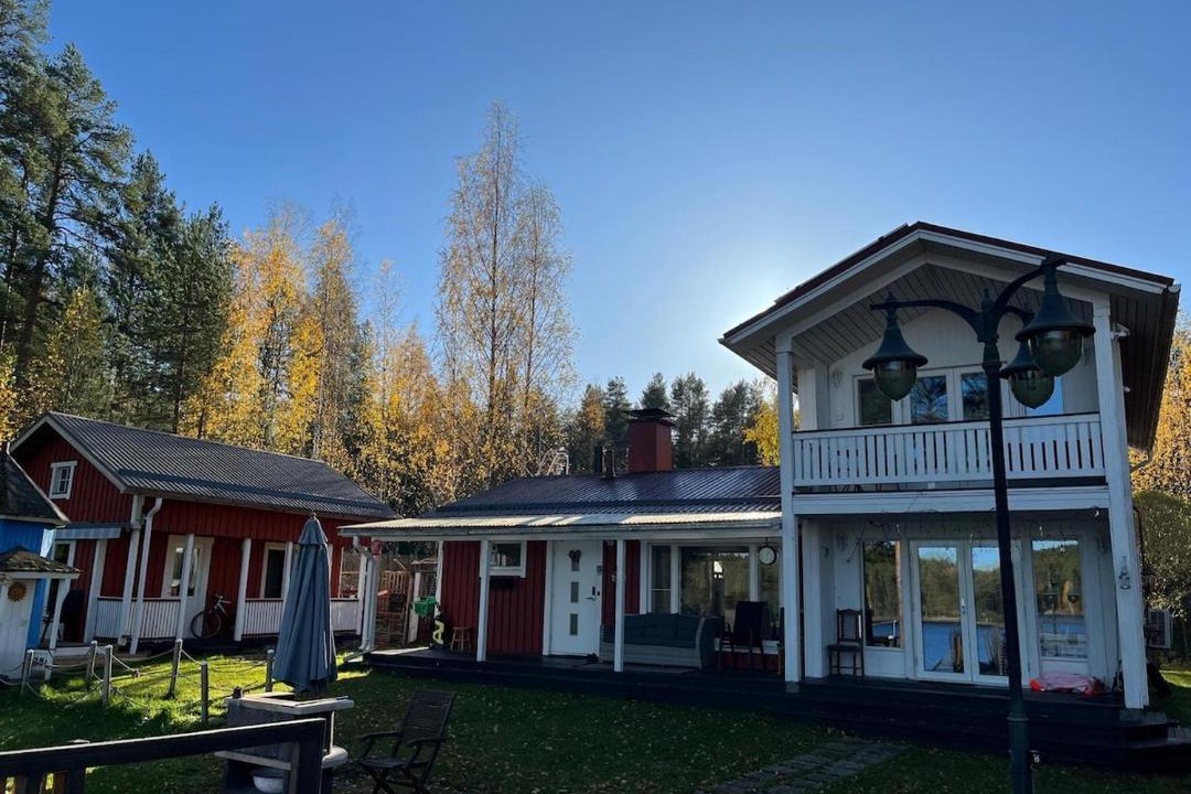 Vehmersalmi Villa | Villa Purnukka - Huvila upeissa järvimaisemissa ulkoporeammeella