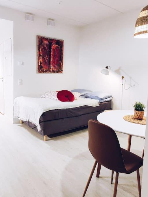 Vantaa Apartment | New Studio Cherry near Helsinki airport in Kivistö