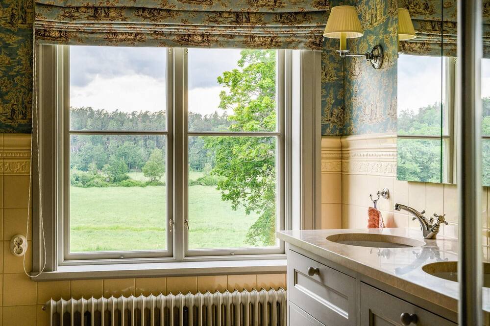 Photo of Bathroom in Holo