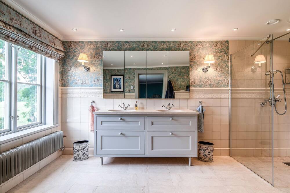 Photo of Bathroom in Holo
