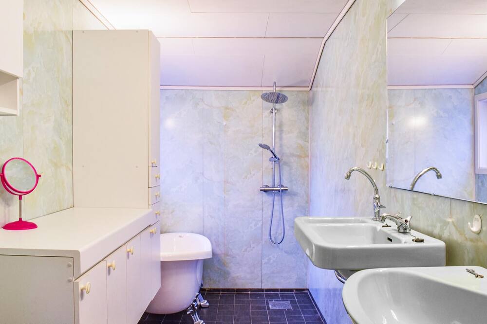 Photo of Bathroom in Fitjar