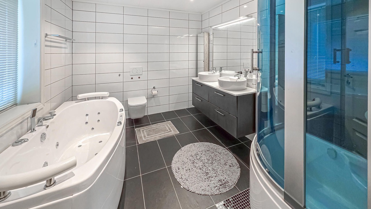 Photo of Bathroom in Amot