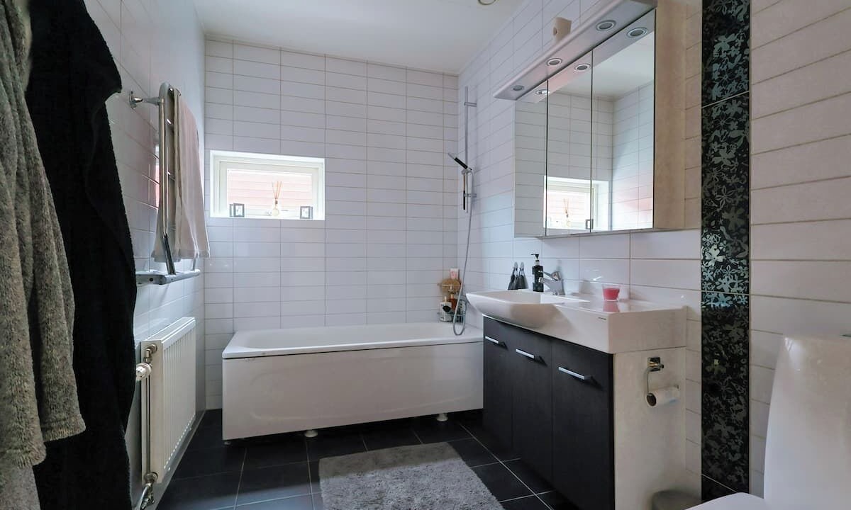 Photo of Bathroom in Lassby