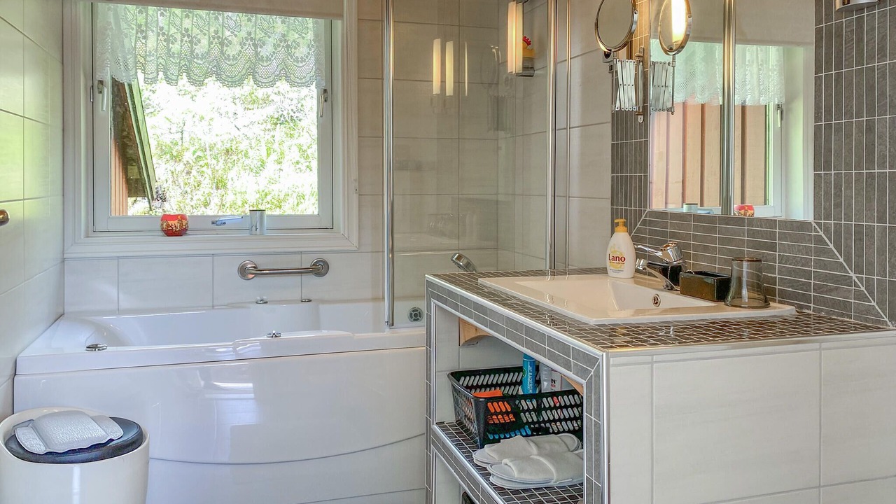 Photo of Bathroom in Flora