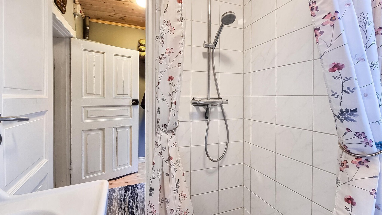 Photo of Bathroom in Larv