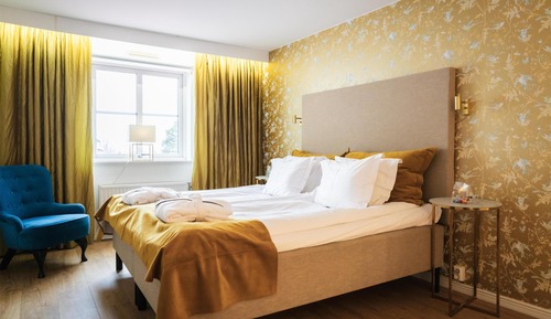 Suite, 1 King Bed, Hot Tub, Lake View