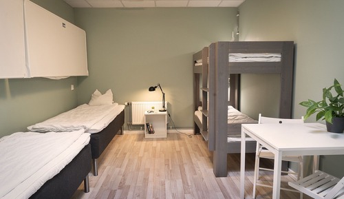 6-bed room - skylight - shared bathroom