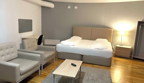 Suite Family room (no windows)