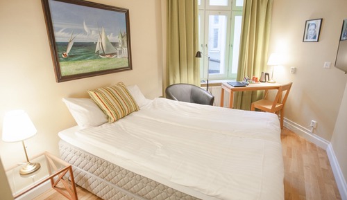 Standard Room (Queen)