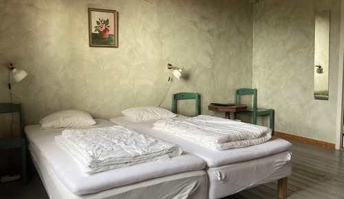 Family Room, Shared Bathroom (6 Adults)