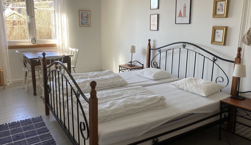 Family Room, Shared Bathroom (5 Adults)