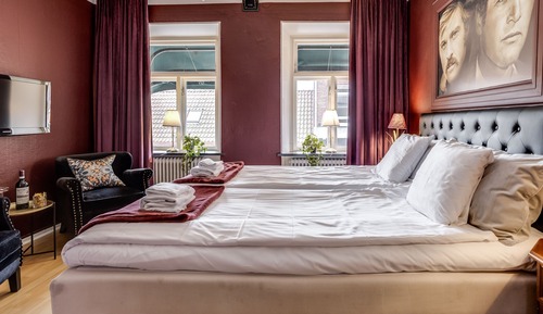 Double Room (Burgundy)