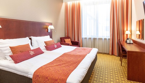 Standard Room, 1 Queen Bed (Plus)