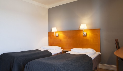 Twin Room, Bathtub