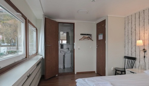 Superior double cabin on boat with seaview and private bathroom 
