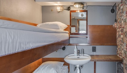 Classic double cabin on boat with shared bathroom (bunk beds) 