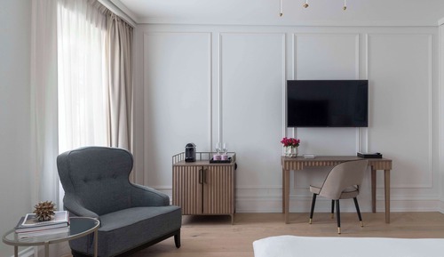 Grand Room, 1 Queen Bed (Petite)