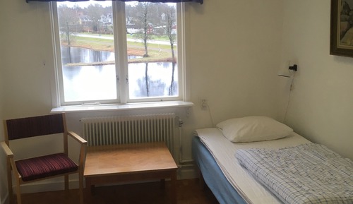 Single Room, Bed linen excluded