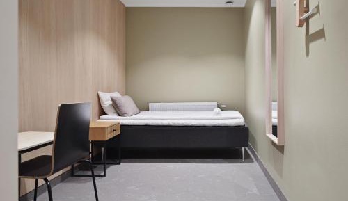 Single Room with Shared Bathroom and without Window