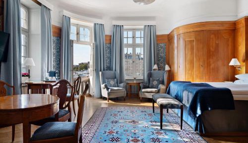 Junior King Suite with Sea View - Non-Smoking