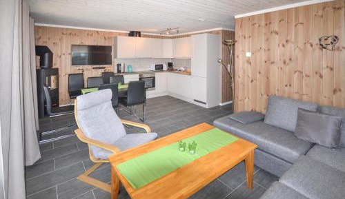 Three-Bedroom Apartment with Mountain View