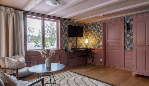 Deluxe Suite with Bath