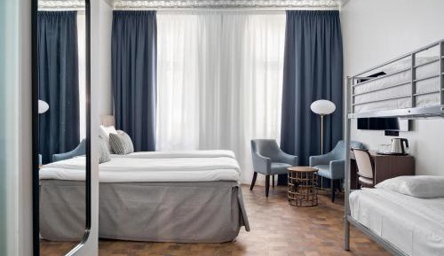 Family Room with One Queen Bed and Bunk Beds - Non-Smoking