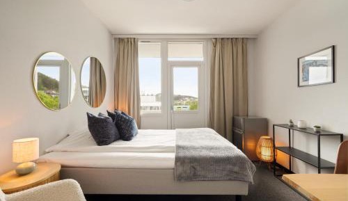 Queen Room with Shared Bathroom