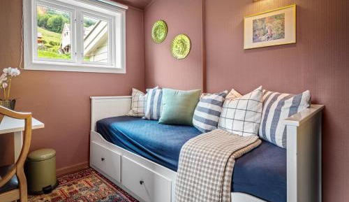 Deluxe Double Room with Side Sea View