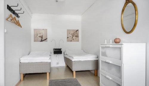 Family Room with Shared Bathroom (2 Adults + 2 Children)