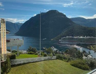 Apartment with Mountain View
