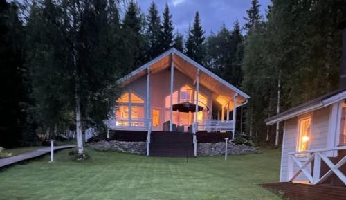 Three-Bedroom Apartment with Lake View