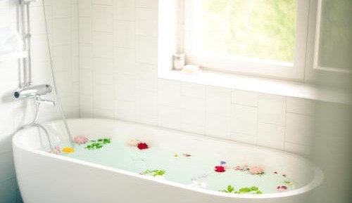 Suite with Bathtub