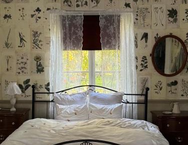 Queen Room with Shared Bathroom